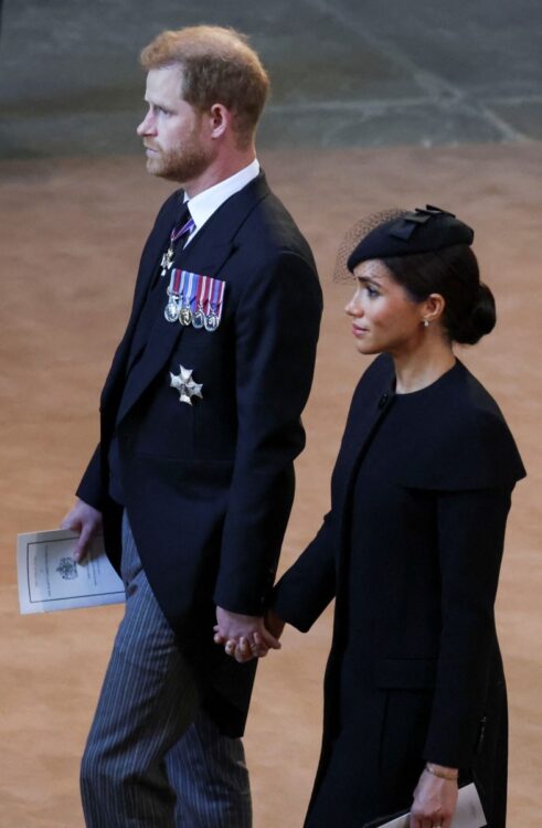 9月14日、ウェストミンスター宮殿内ホールでの祭礼でもヘンリー王子とメーガン妃はしっかり手をつないでいた（AFP＝時事）