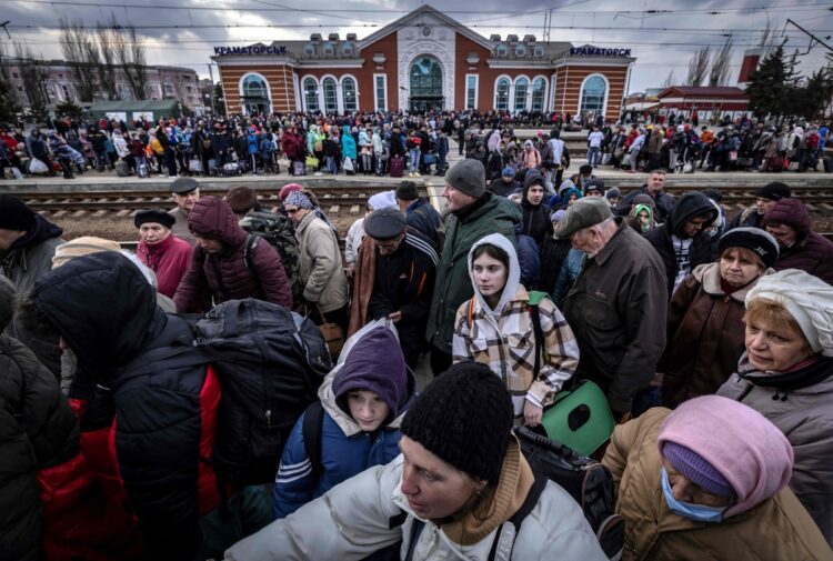 ウクライナから国外へ避難した人は1000万人以上にのぼるという（写真／AFP＝時事）