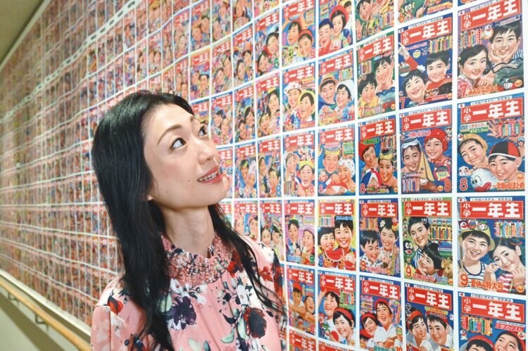 廊下には歴代の『小学一年生』の表紙が勢揃いする特大バナーも展示。時代を映す圧巻の史料をお見逃しなく