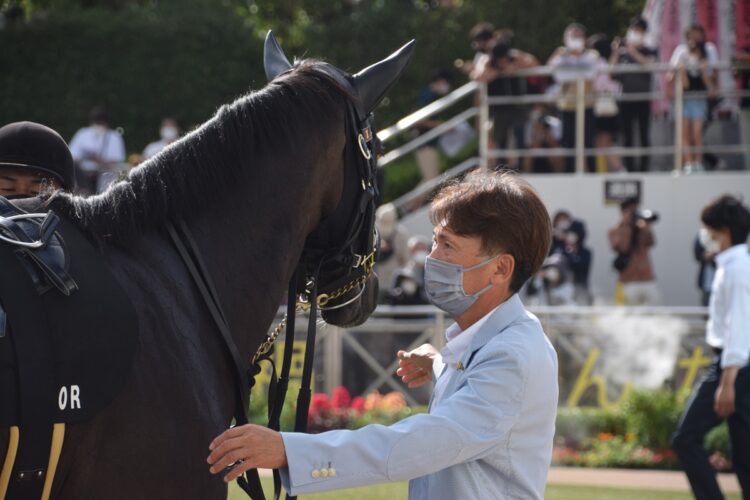 レース前のパドック。「頼んだぞ」と愛馬に念を送る