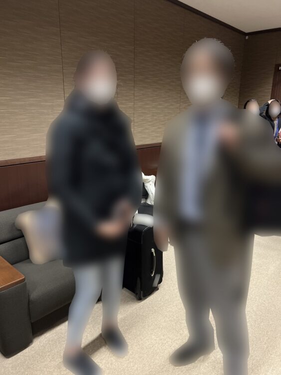 日本に到着したばかりのオレーナさん（左）