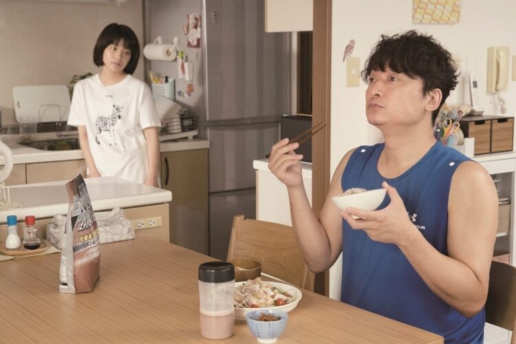 香取演じる筋トレ好きな鈍感夫。食卓にはプロテインドリンクやしゃぶしゃぶが並ぶのもリアル。（c）2022“犬も食わねどチャーリーは笑う”FILM PARTNERS