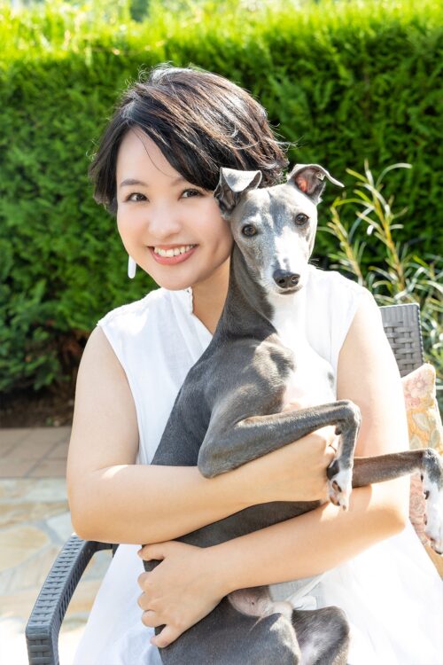 愛犬とのツーショット（写真／山口比佐夫）