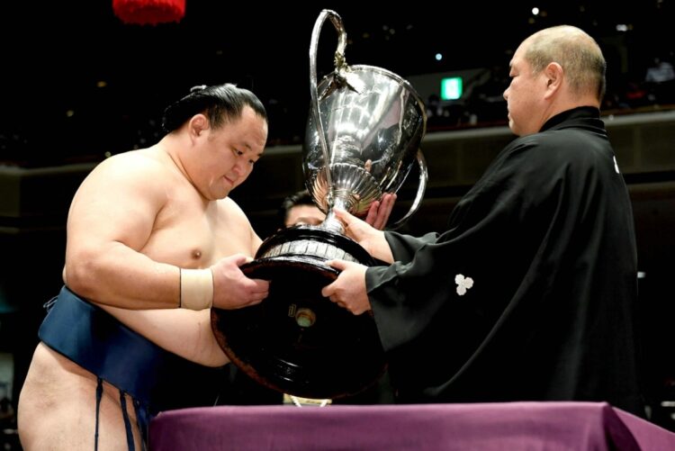 優勝力士が受け取るものは賜杯や優勝旗以外にも多数ある（時事通信フォト）