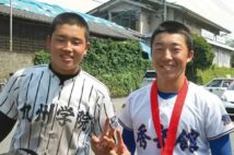 3年夏の決勝に敗れた後、対戦相手の秀岳館・川端健斗選手(右)と記念撮影。2人は一緒に花火大会に行く仲(写真提供/川端健斗)