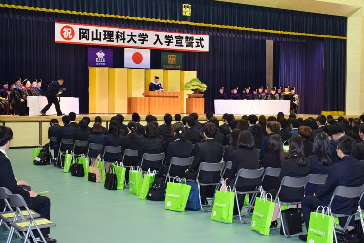 2018年に行われた学校法人「加計学園」傘下・岡山理科大学獣医学部の入学式（時事通信フォト）