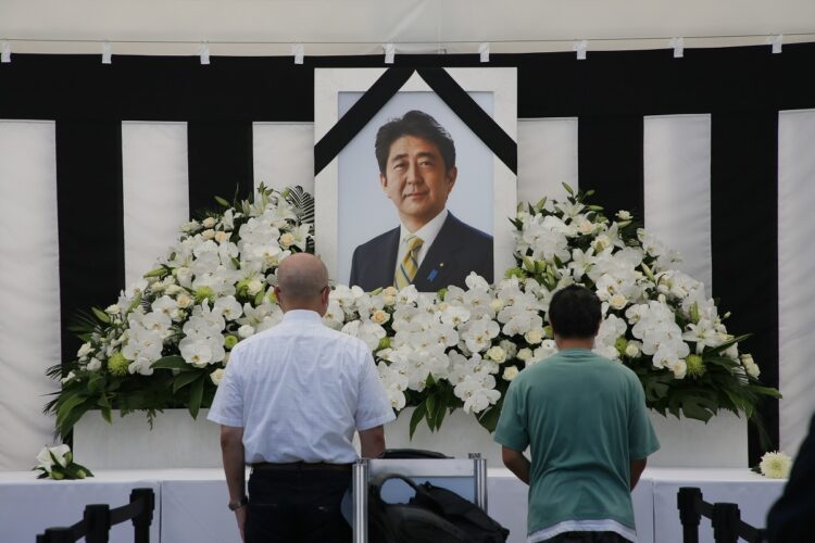 遺影が飾られた献花台（写真／JMPA）