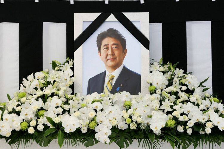 安倍元首相の遺影（時事通信フォト）