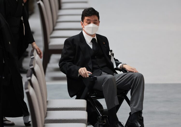 先日の国葬時、電動車椅子で現れた岸信夫氏の体調も影響する（写真／JMPA）