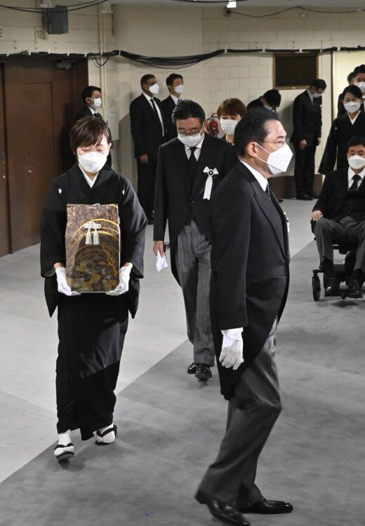 遺骨を手にする安倍昭恵さん（写真／JMPA）