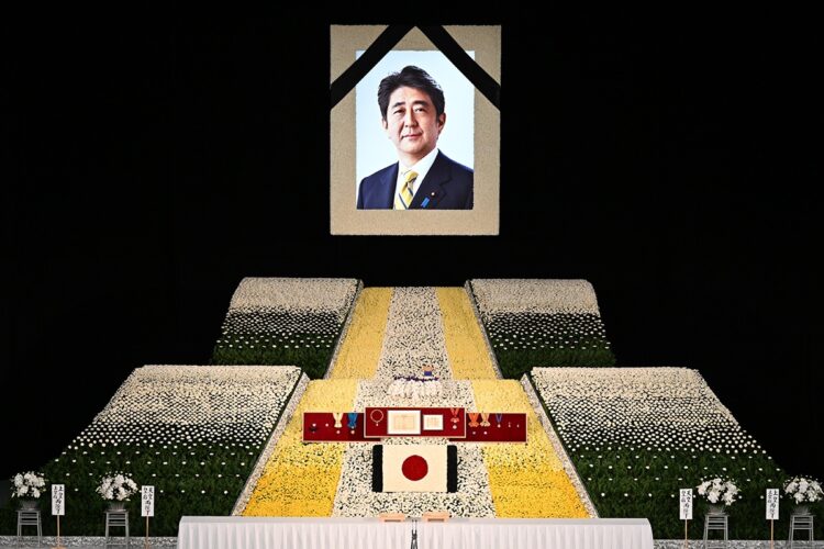 会場正面の式壇には遺影とともに勲章などが設置されている（写真／JMPA）