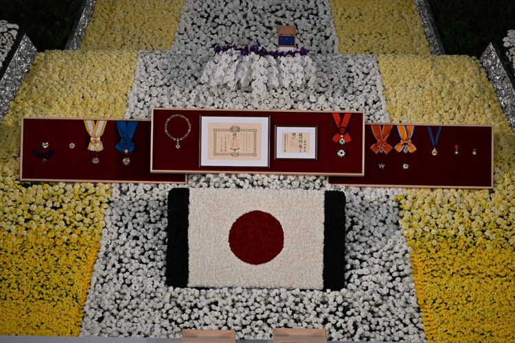 中央には最高位の勲章である大勲位菊花章頸飾などが飾られている（写真／JMPA）