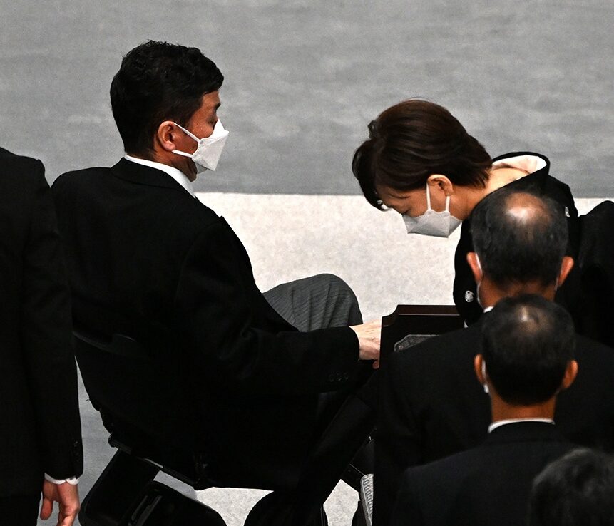 岸信夫・総理補佐官と安倍昭恵夫人（写真／JMPA）