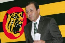 2008年に退任した際の岡田氏(時事通信フォト)