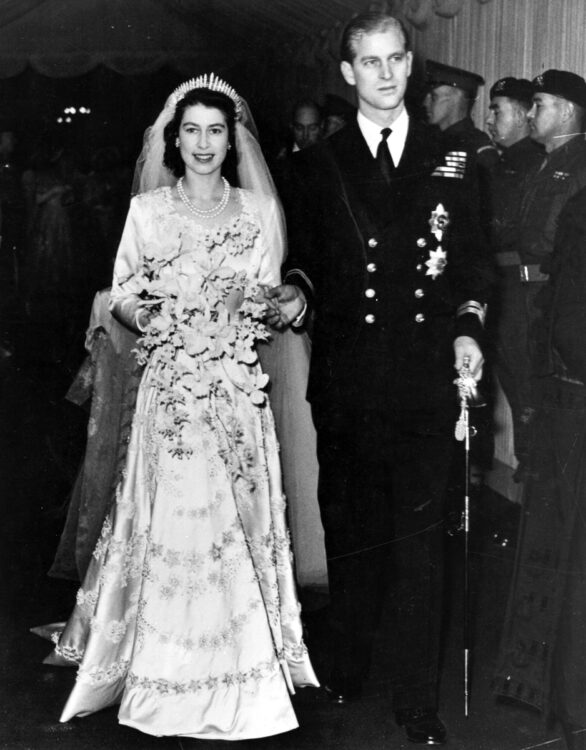 結婚式では「自分だけ特別扱いは許されない」と配給券で入手した絹やレースで作られたドレスに身を包んだ。1947年（写真／GettyImage）