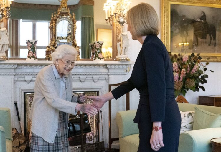 亡くなる2日前に行われたトラス新首相の任命式（写真／GettyImages）