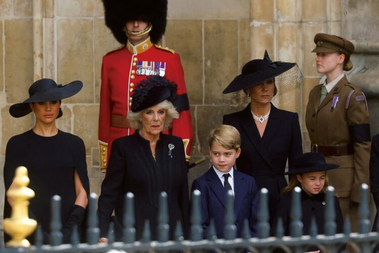メーガン妃、カミラ王妃、ジョージ王子、キャサリン妃、シャーロット王女（左から、写真／アフロ）