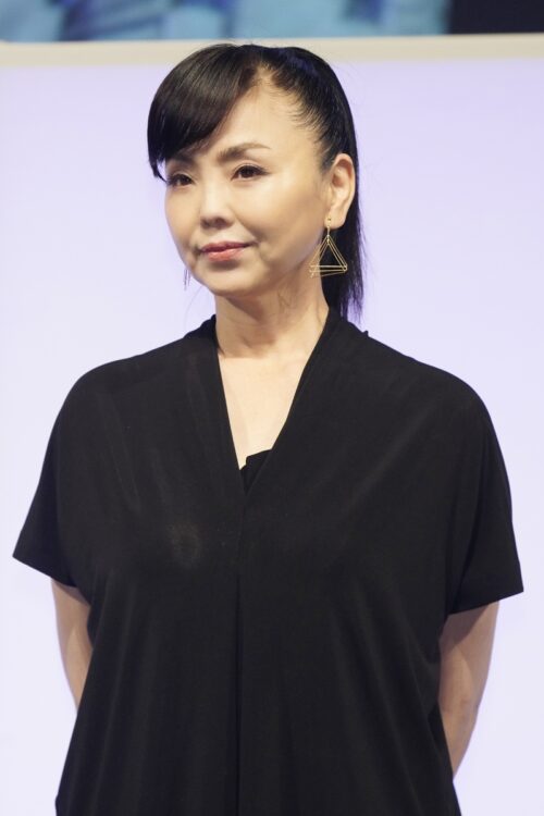 原田美枝子と家族交えて交流している（時事通信フォト）