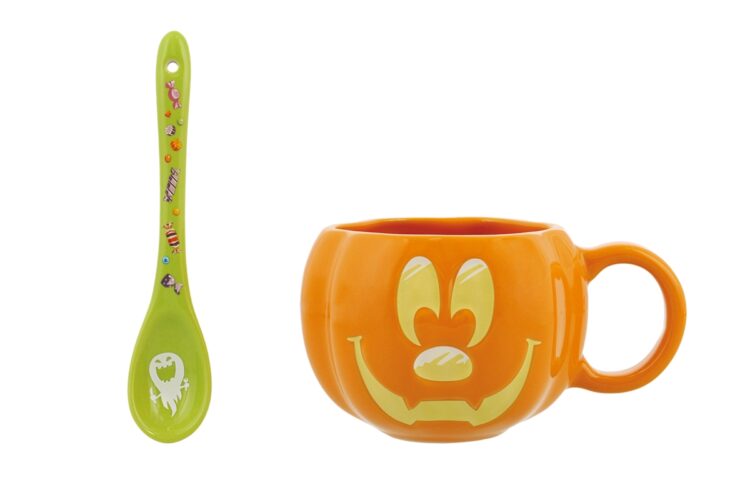 ドリンクやスープにぴったりなかぼちゃのマグカップと、ゴーストが描かれたスプーンのセット。『マグカップ＆スプーン』2300円