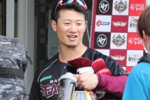 キャンプで日ハムの選手とコミュニュケーションをとる西川(時事通信フォト)