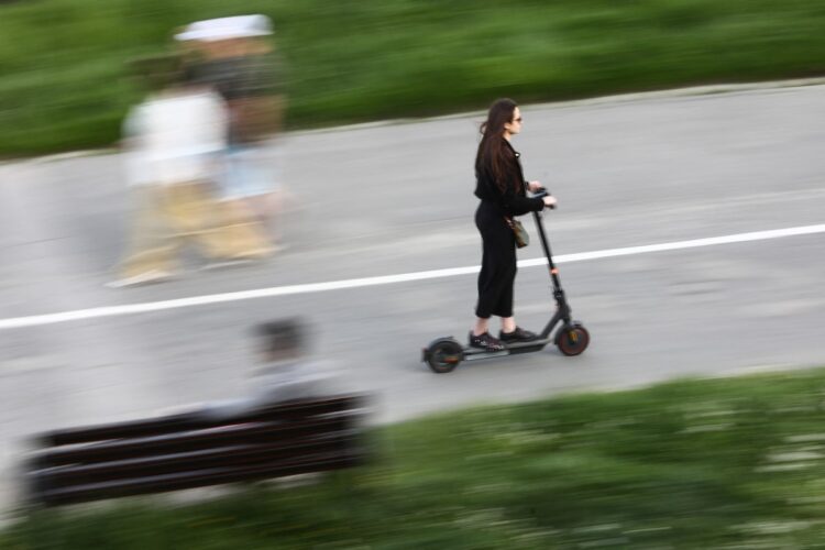 ノーヘル走行が可能な電動キックボードだが……（イメージ、NurPhoto via AFP）