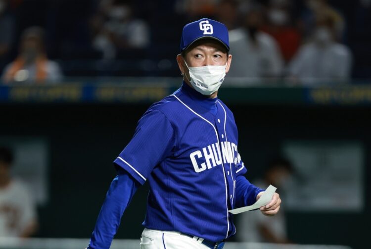 就任初年の最下位が決定した立浪監督（時事通信フォト）