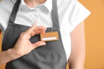 スーパー店員「客に名前を知られたくない」名札着用拒否は可能か?弁護士の見解