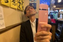 「えっ?スマホじゃないの?」ガラケーの機種変更客に応対する携帯ショップ店員の困惑