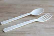 ファミマ「フォーク廃止」で利用者たちの反応様々 「パスタが心配」「有料化して残して」