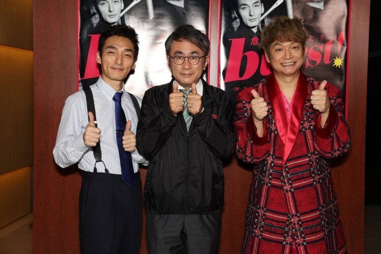 草なぎ剛、香取慎吾の二人舞台が7年ぶりの再演となる。作・演出の三谷幸喜さん（写真中央）は、「一番楽しみにしているのは僕かもしれません」