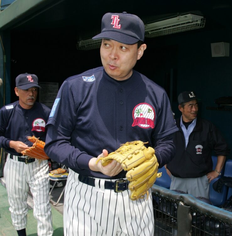 現役引退から18年後、社会人野球サウザンリーフ千葉のコーチとしてユニフォームに袖を通した江川卓氏(時事通信フォト)