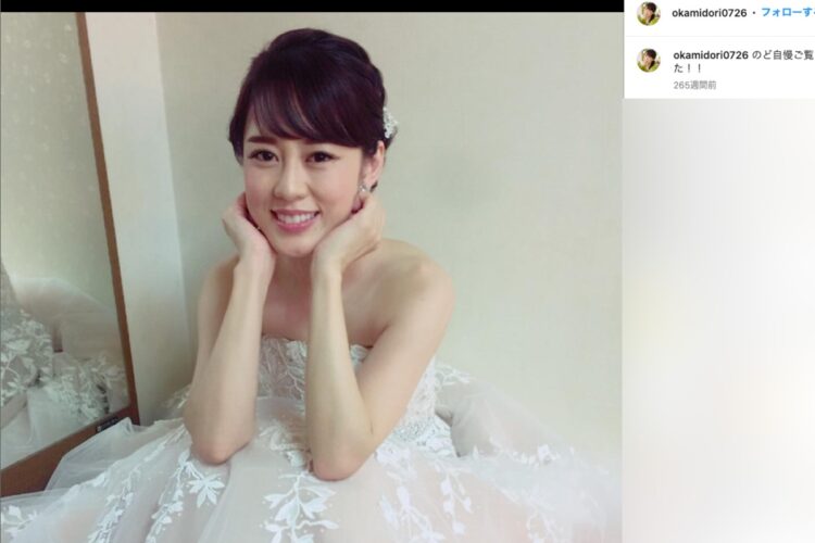 デコルテを露出させた丘みどり(インスタグラムより)