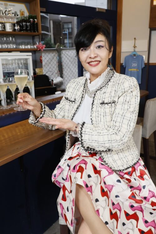 シャンパングラスを片手に