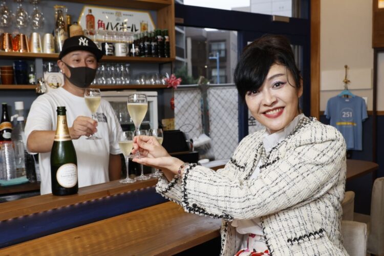 インタビュー中にシャンパンを飲み出し、店主も苦笑い