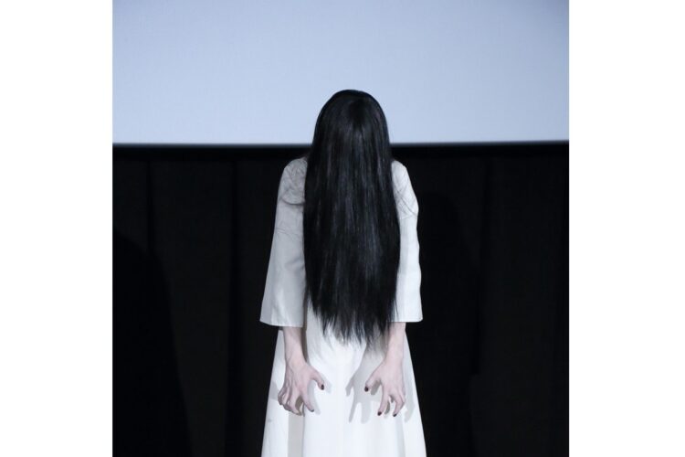 日本のホラー映画では、白装束に黒い髪を垂らした「貞子」などが有名（写真はイメージ）