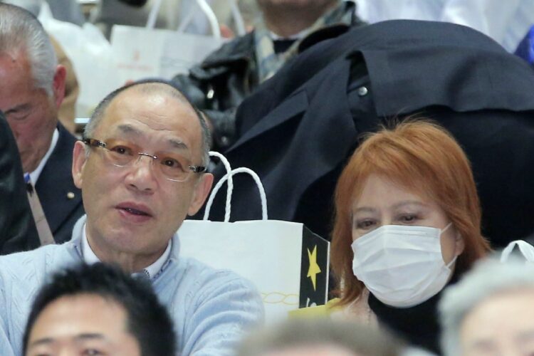 信子夫人と夫婦で大相撲を観戦する落合博満氏（2018年1月。時事通信フォト）