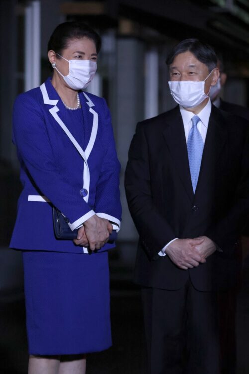 駅頭での「蜜」を避けるため車での移動をされた両陛下。それでも、会場に入られる頃にはおよそ5000人の人が出迎えた