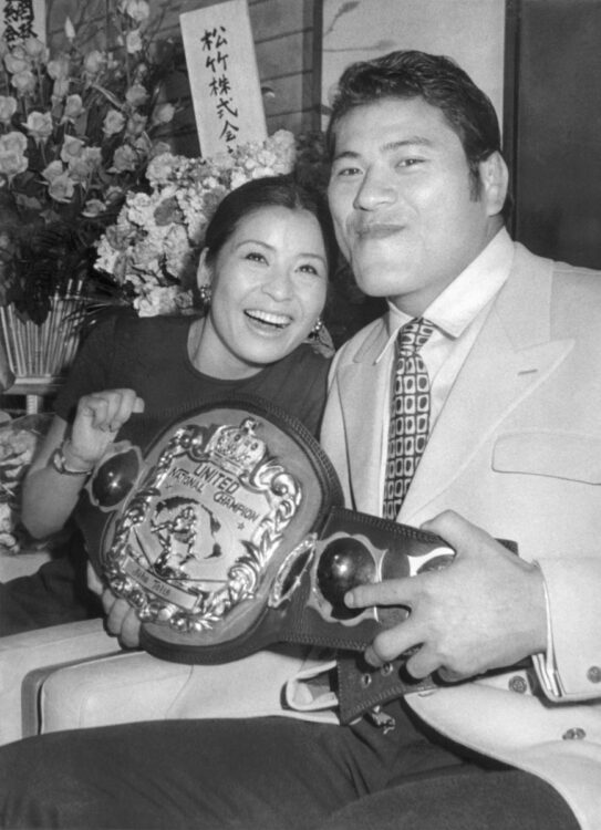 1971年3月に笑顔で婚約を発表した猪木さんと賠償（共同通信社）