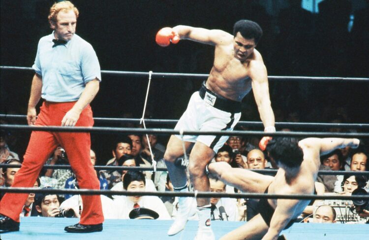 1976年6月、「格闘技世界一決定戦」と銘打ち、ボクシングの現役ヘビー級王者モハメド・アリと対戦。「世紀の凡戦」と酷評されたが、その後の猪木の人生を変える一戦となった
