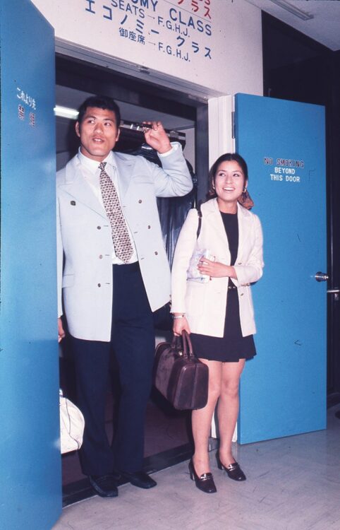 1971年に女優・倍賞美津子と婚約。同年3月、羽田空港の特別室で会見した。当時、松竹の看板女優だった倍賞は猪木を上回る知名度を誇った