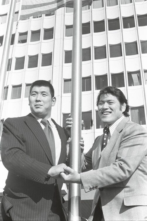 1973年、日本プロレスを退団した元柔道日本王者の坂口征二が旗揚げ間もない新日本プロレスに合流。テレビ中継がスタートし、猪木とのタッグは「黄金コンビ」と呼ばれた