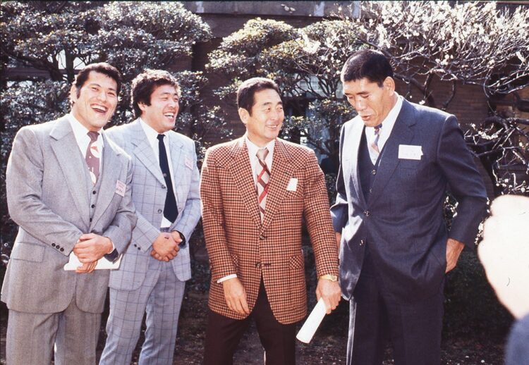 1982年、ライバル全日本プロレスのジャイアント馬場、ジャンボ鶴田、400勝投手の金田正一（野球解説者）と談笑。猪木の死去で全員が故人となった
