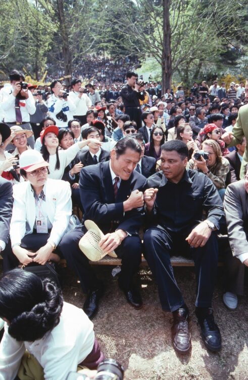 1995年、北朝鮮・平壌におけるプロレス興行「平和の祝典」で盟友モハメド・アリとともに。2人の交流は2016年にアリが死去するまで続いた