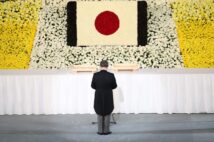 安倍晋三元首相の国葬で追悼の辞を述べる菅義偉前首相（AFP＝時事）