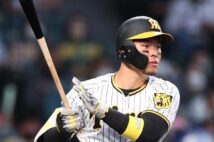 今季は外野を守ることも多かった佐藤輝明選手(時事通信フォト)
