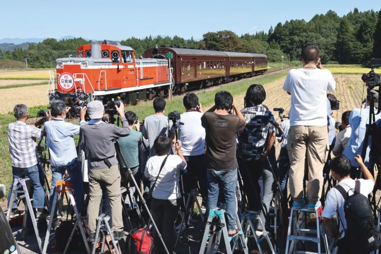 再開通初日に全国から多くの鉄道ファンも沿線に駆けつけた。記念列車「再会、只見線号」を撮影する人々（撮影／太田真三）