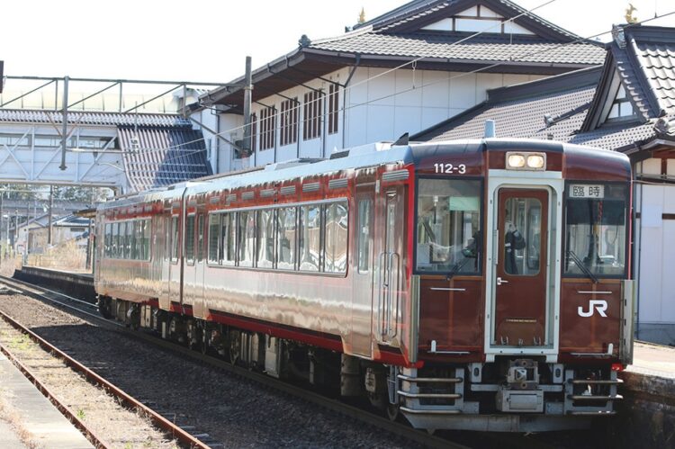 鉄道開業当時の客車をイメージしたレトロラッピング列車「只見線満喫号」（写真提供／JR東日本）