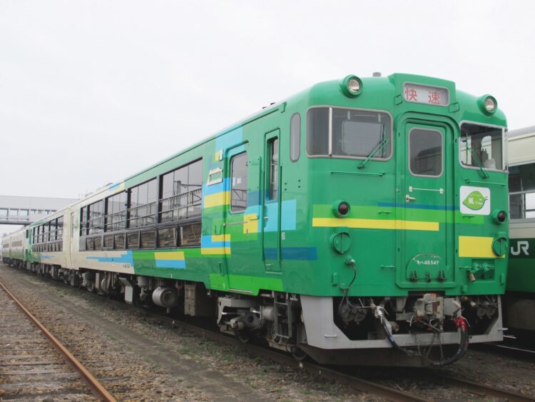 トロッコ列車の快速「風っこ只見線紅葉号」（写真提供／JR東日本）