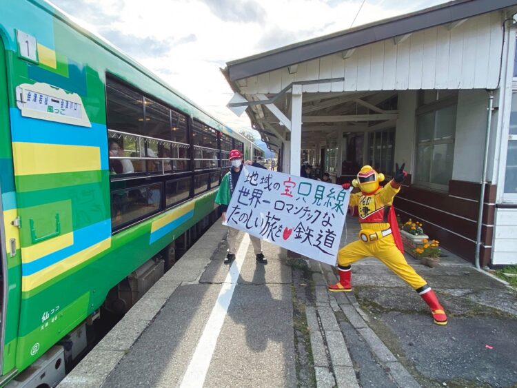 手作り衣装を着て会津柳津駅で出迎える「あわまんじゅうマン」。地域ボランティアが休日にご当地ヒーローに変身し、只見線を盛り上げる