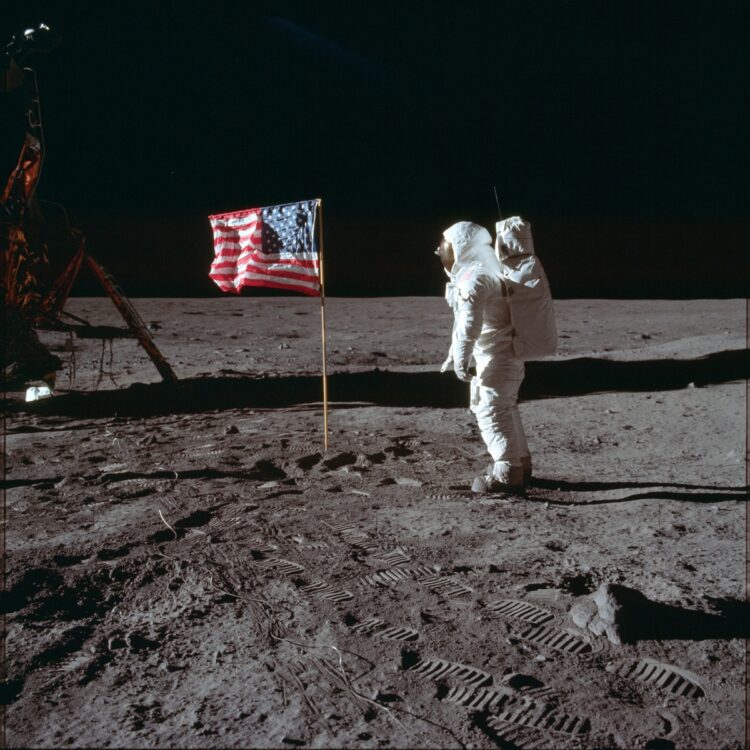アポロ11号が人類で初めて月面着陸に成功したのは1969年7月20日。アポロ計画が終了した1972年以降、有人月面探査は行われてこなかった（写真／アフロ）